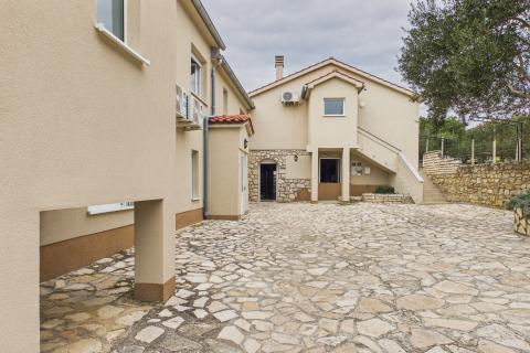 Rab,Barbat- kuća sa 6 apartmana, 1.red do mora