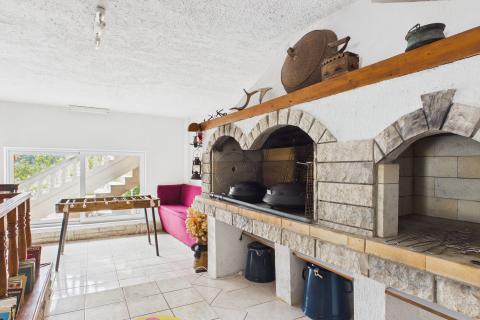 Rab,Barbat- kuća sa 6 apartmana, 1.red do mora