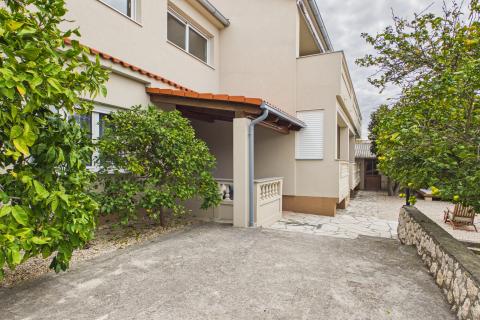 Rab,Barbat- kuća sa 6 apartmana, 1.red do mora