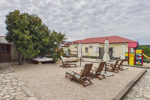 Rab,Barbat- kuća sa 6 apartmana, 1.red do mora