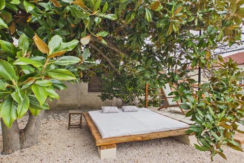 Rab,Barbat- kuća sa 6 apartmana, 1.red do mora