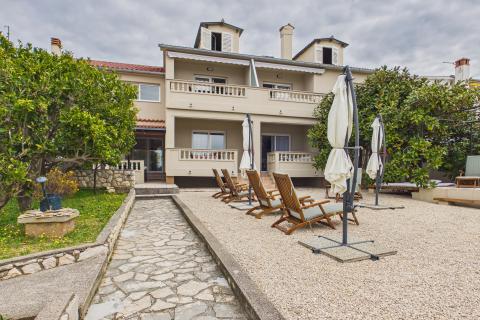 Rab,Barbat- kuća sa 6 apartmana, 1.red do mora