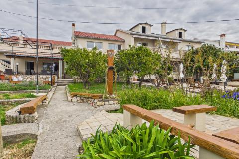 Rab,Barbat- kuća sa 6 apartmana, 1.red do mora