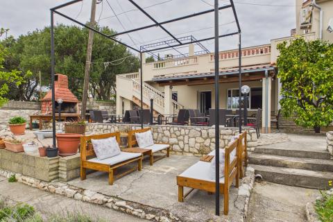 Rab,Barbat- kuća sa 6 apartmana, 1.red do mora