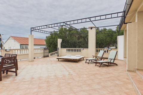 Rab,Barbat- kuća sa 6 apartmana, 1.red do mora