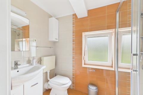 Rab,Barbat- kuća sa 6 apartmana, 1.red do mora