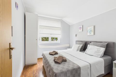 Rab,Barbat- kuća sa 6 apartmana, 1.red do mora