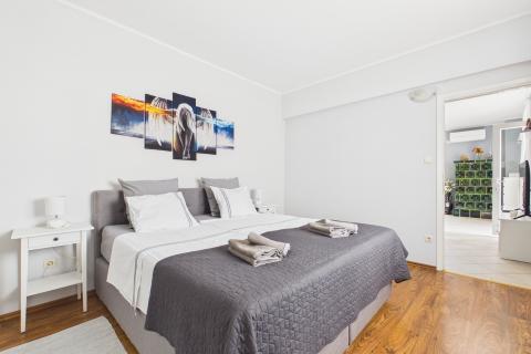 Rab,Barbat- kuća sa 6 apartmana, 1.red do mora