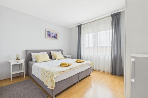 Rab,Barbat- kuća sa 6 apartmana, 1.red do mora