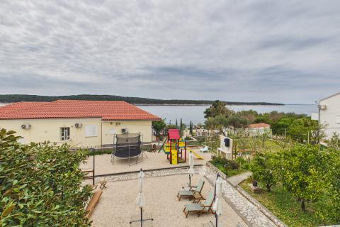 Rab,Barbat- kuća sa 6 apartmana, 1.red do mora