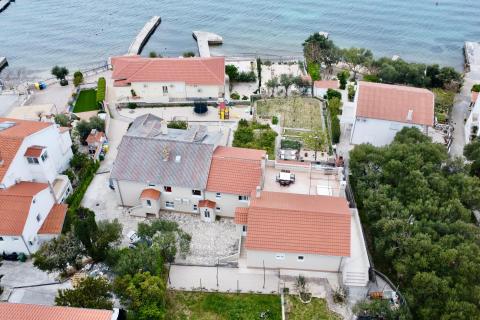 Rab,Barbat- kuća sa 6 apartmana, 1.red do mora