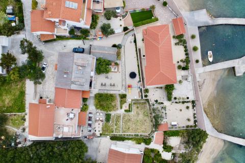 Rab,Barbat- kuća sa 6 apartmana, 1.red do mora