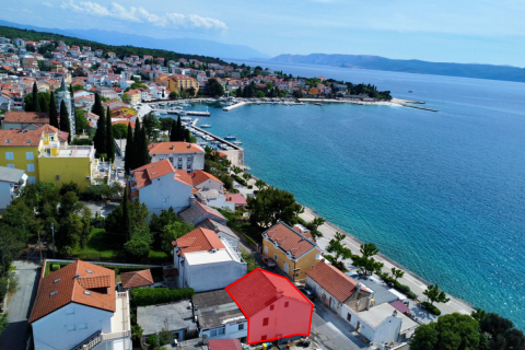 Selce, centar - kuća za renovaciju 40 m od mora
