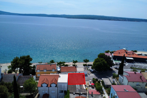Selce, centar - kuća za renovaciju 40 m od mora