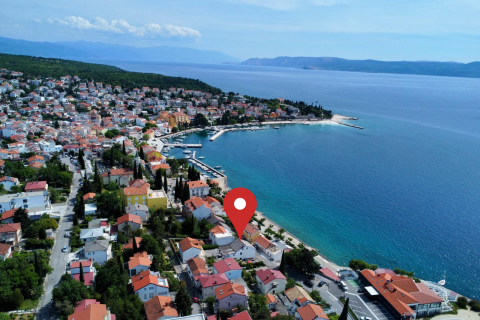 Selce, centar - kuća za renovaciju 40 m od mora
