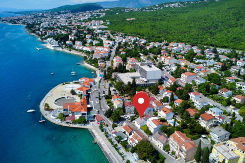 Selce, centar - kuća za renovaciju 40 m od mora