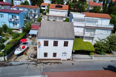 Selce, centar - kuća za renovaciju 40 m od mora