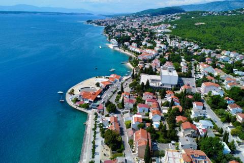 Selce, centar - kuća za renovaciju 40 m od mora