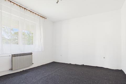 Jakovlje, samostojeća kuća i gospodarski objekti sa velikim zemlji&scaron;tem