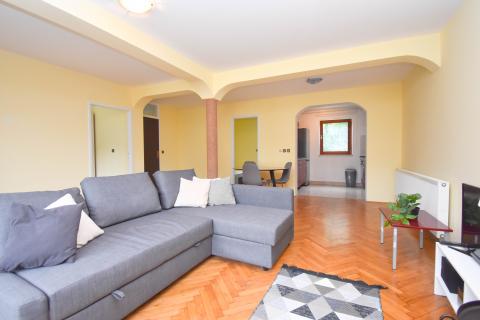 Zagreb, Gajnice, stan s dvori&scaron;tem (PET FRIENDLY)