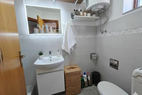 OTOK KRK-okolica grada Krka stan na prvom katu