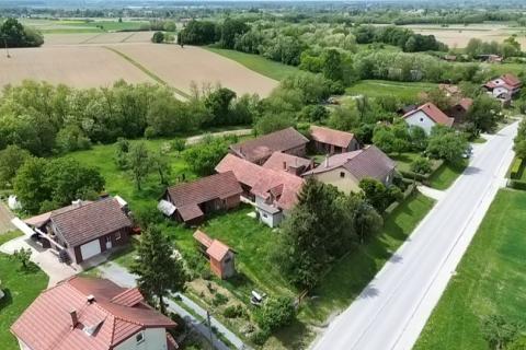 Križ, Bunjani, kuća sa imanjem