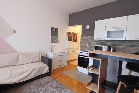 Istra,Pula-garsonjera s parkirnim mjestom,ekskluziva