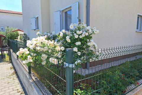 Ba&scaron;ka - stan u prizemlju s okućnicom