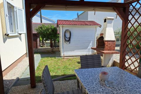 Ba&scaron;ka - stan u prizemlju s okućnicom
