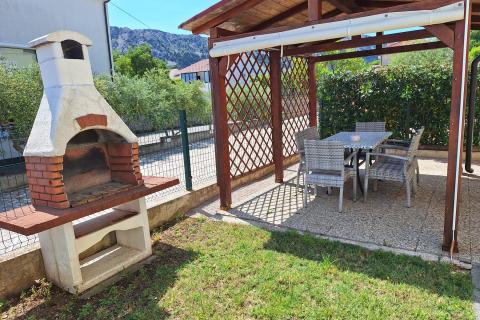 Ba&scaron;ka - stan u prizemlju s okućnicom