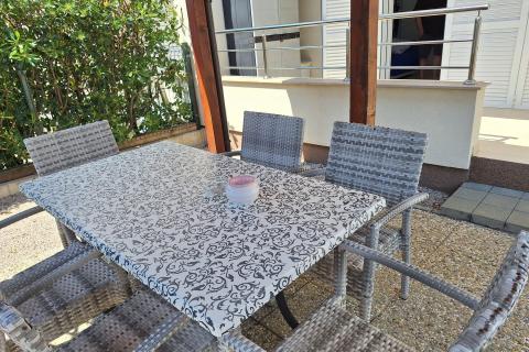 Ba&scaron;ka - stan u prizemlju s okućnicom