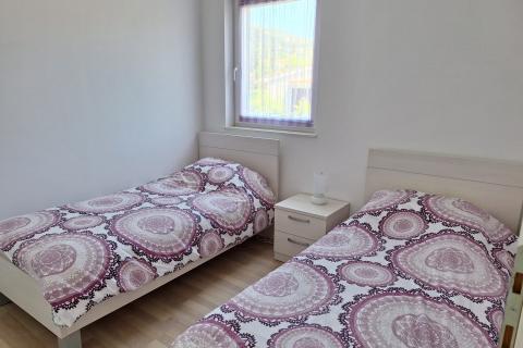 Ba&scaron;ka - stan u prizemlju s okućnicom