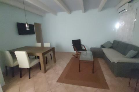 Istra, Rovinj- stan u prizemlju nedaleko plaža+parking