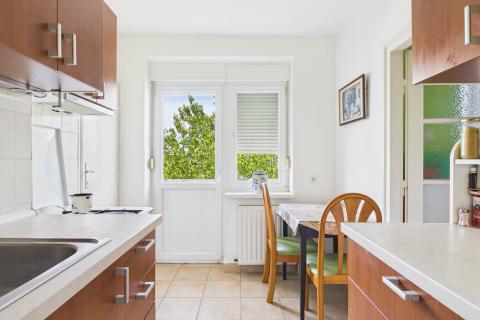 Zagreb, Tre&scaron;njevka-dvosoban stan 49m2 s balkonom, lift