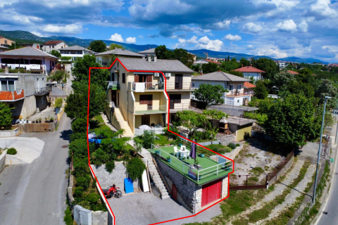 Novi Vinodolski &ndash; House with 3 Apartments and Garage