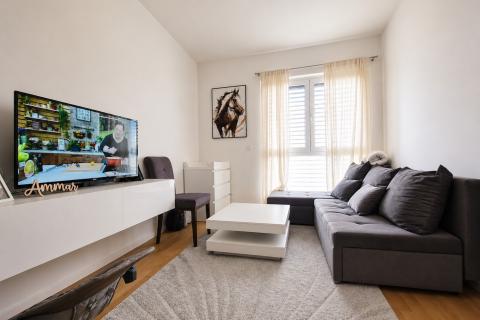 Zapre&scaron;ić, Centar-dvosoban stan sa parkirnim 48m2