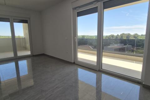 Poreč, okolica, predivan stan sa krovnom terasom 800 metara od mora 