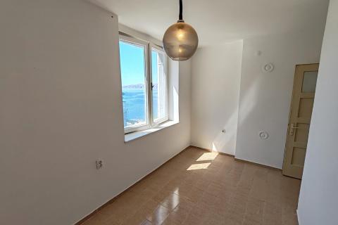 Senj, stan 52m2, prvi red do mora