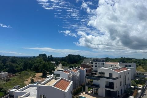 Poreč, okolica, predivan stan sa krovnom terasom 800 metara od mora 