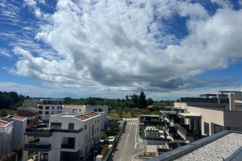 Poreč, okolica, predivan stan sa krovnom terasom 800 metara od mora 