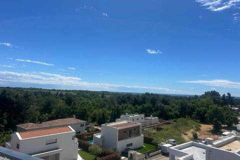 Poreč, okolica, predivan stan sa krovnom terasom 800 metara od mora 