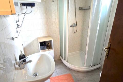 Rovinj, 9km, samostojeća kućica na 370 m2 građevinskog zemlji&scaron;ta
