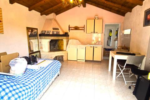 Rovinj, 9km, samostojeća kućica na 370 m2 građevinskog zemlji&scaron;ta