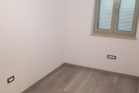 Istra, Umag - centar, novogradnja, stan za poslovni prostor, 950 &euro; + PDV