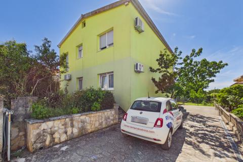 Istra,Pula-samostojeća kuća s 3 stana i okućnicom