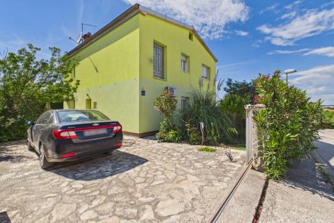Istra,Pula-samostojeća kuća s 3 stana i okućnicom