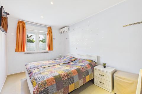 Istra,Pula-samostojeća kuća s 3 stana i okućnicom