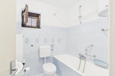 Istra, Rovinj- dvojna kuća s tri stana - odlična lokacija