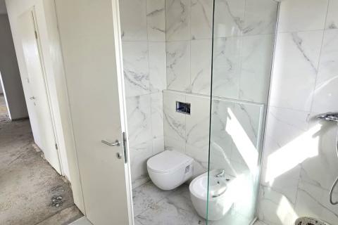 Rovinj, stan u novogradnji 77 m2 + vlastita krovna terasa 77 m2 + parking mjesto