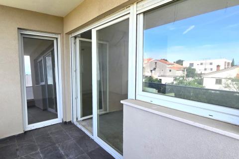 Rovinj, stan u novogradnji 77 m2 + vlastita krovna terasa 77 m2 + parking mjesto